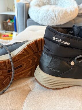 Columbia Slopeside Village Omni‑Heat Mid Boots | Black/Silver Sage | Women’s 7